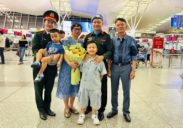 Giây phút ấm áp bên gia đình của Đại úy Nguyễn Hùng Sơn tại sân bay quốc tế Nội Bài.