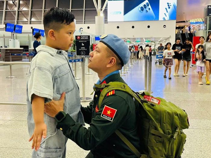 Giây phút Đại úy Nguyễn Hùng Sơn dặn dò con trai Nguyễn Minh Quang trước khi lên đường.