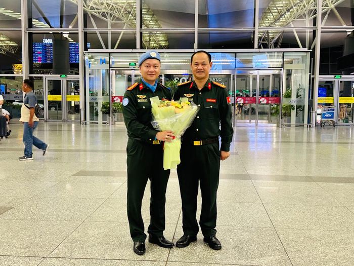 Thượng tá Nguyễn Xuân Long, Phó Chánh Văn phòng chuyên trách, Văn phòng Thường trực Bộ Công an về GGHB LHQ tặng hoa và dặn dò Đại úy Nguyễn Hùng Sơn trước khi lên đường làm nhiệm vụ.