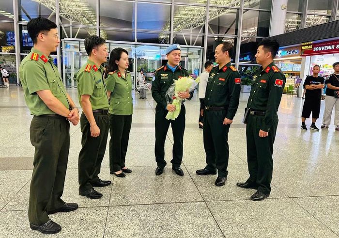Các đồng chí lãnh đạo và cán bộ Trung tâm An ninh hàng không quốc gia, Cục Quản lý xuất nhập cảnh động viên Đại úy Nguyễn Hùng Sơn vững vàng nhận nhiệm vụ đầy mới mẻ tại Phái bộ UNISFA.