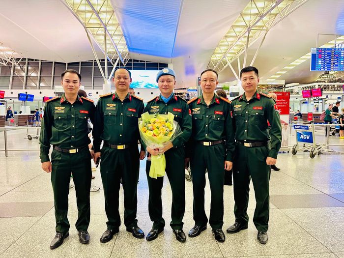 Các đồng chí lãnh đạo và cán bộ Văn phòng Thường trực Bộ Công an về GGHB LHQ chúc Đại úy Nguyễn Hùng Sơn lên đường vạn dặm bình an.