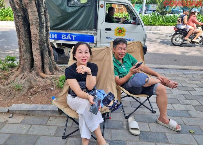 Các bậc cha mẹ ngồi đếm giờ đón con ra khỏi phòng thi.
