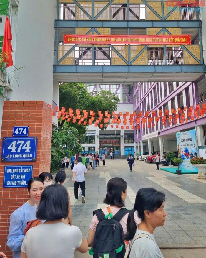 Cổng trường mơ ước của con và mẹ.