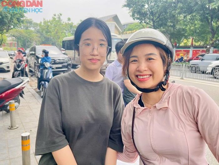 Chị Nguyễn Hương Lê cùng con gái tại điểm thi Trường Trung học cơ sở Dịch Vọng. Ảnh: Thiên Ân