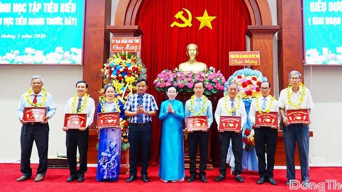 PGS.TS Trương Thị Hiền, Phó Chủ tịch Hội Khuyến học Việt Nam và lãnh đạo địa phương biểu dương các mô hình học tập tiêu biểu.