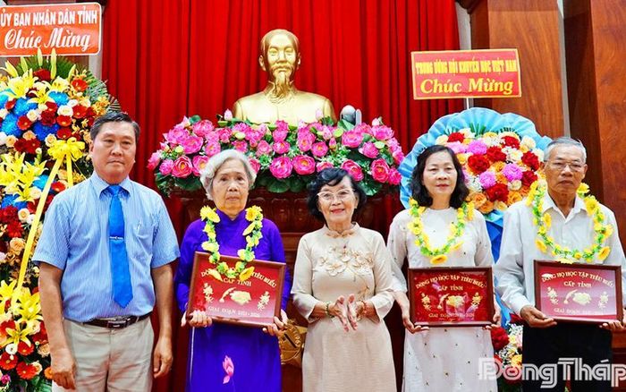 Trao biểu trưng và vòng hoa tuyên dương các mô hình “Dòng họ học tập” tiêu biểu của tỉnh Đồng Tháp.