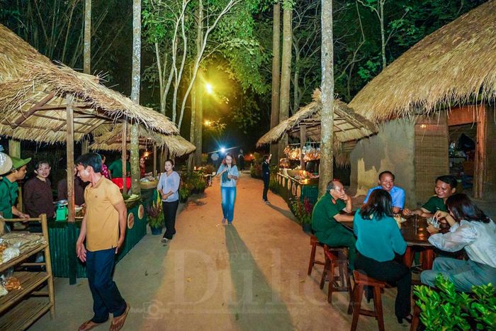 Tour đêm "Trăng chiến khu" tại TP.HCM giúp du khách trong và ngoài nước trải nghiệm sinh hoạt buổi tối của người dân vùng giải phóng.