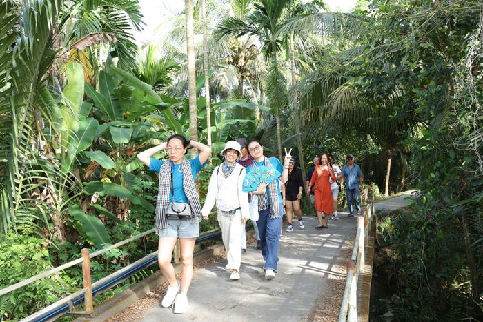 Với 96% du khách Việt khẳng định du lịch bền vững là ưu tiên hàng đầu, báo cáo tiết lộ các hành động cụ thể đang phản ánh nhận thức này: từ việc tìm hiểu văn hóa địa phương, hạn chế nhựa dùng một lần đến giảm thiểu rác thải trong mỗi chuyến đi.