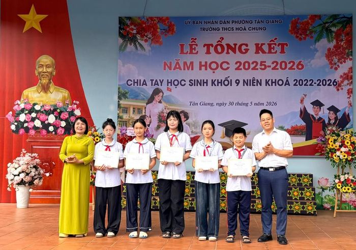 Lãnh đạo phường Tân Giang và Trường THCS Hòa Chung trao giấy khen cho các học sinh có thành tích tại các cuộc thi cấp quốc gia.