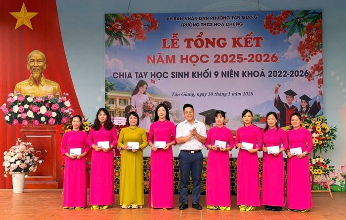 Lãnh đạo phường Tân Giang biểu dương, khen thưởng các cán bộ, giáo viên có thành tích xuất sắc trong công tác quản lý, giảng dạy tại lễ tổng kết.