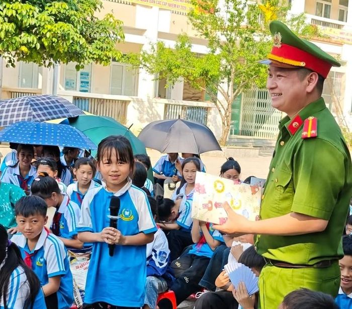 Công an xã Bảo Lâm phối hợp với các trường học tuyên truyền, giáo dục pháp luật, trong đó, chú trọng tuyên truyền an toàn giao thông cho học sinh.