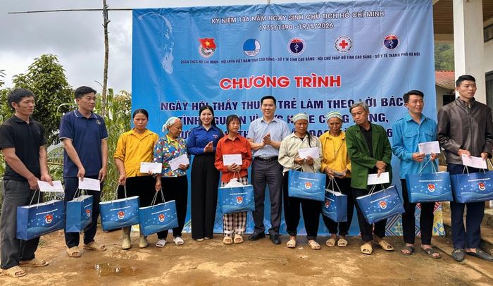Trao tặng quà cho các hộ nghèo, cận nghèo các xóm Lũng Pẻo, Phìn Sảng, Mù Chảng, xã Xuân Trường tại ngày hội.