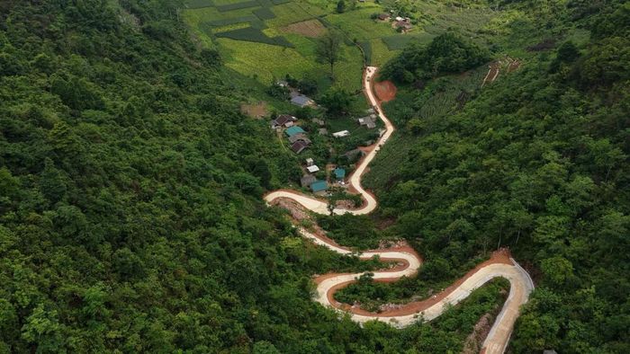 Đoạn đường hoàn thành nối tiếp con đường về Lũng Bua.