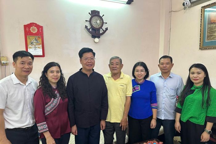 Đoàn công tác cùng ông Hoàng Đình Tuấn (áo vàng) con trai đồng chí Hoàng Đình Giong.
