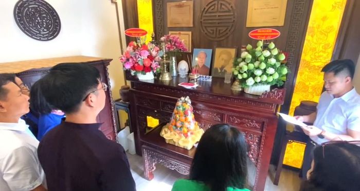 Đoàn công tác tri ân, tưởng nhớ công lao của đồng chí Hoàng Đình Giong.