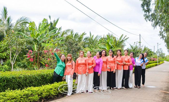 Hội viên phụ nữ xã Tân Ân góp phần xây dựng cảnh quan nông thôn văn minh.