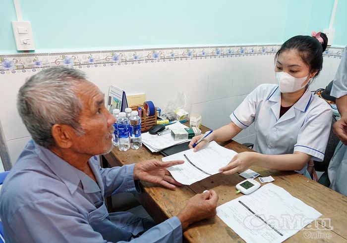  Các y, bác sĩ khám, tư vấn sức khỏe cho người dân xã Đất Mũi.