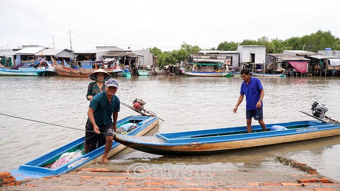 Dù phải di chuyển quãng đường xa bằng vỏ lãi nhưng nhiều người dân tranh thủ đến Trạm Y tế xã Đất Mũi sớm để được khám sức khỏe miễn phí. 