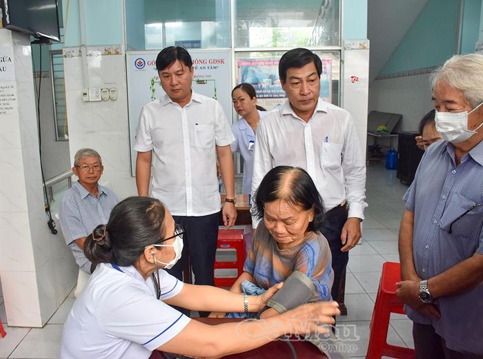  Giám đốc Sở Y tế Nguyễn Chí Thanh và Chủ tịch UBND phường Bạc Liêu Lê Việt Xô theo dõi công tác khám sức khỏe cho bà con tại Trạm Y tế phường, ngay sau lễ phát động.