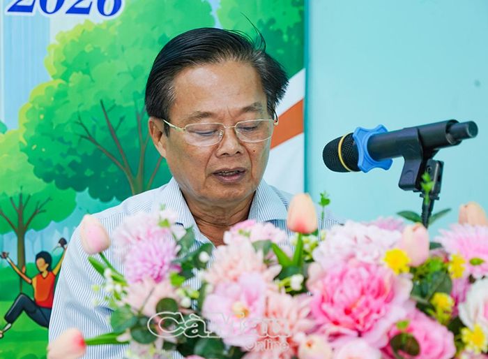 Ông Vương Hữu Tiến, Phó Giám đốc Sở Y tế, phát biểu tại buổi lễ ra quân khám sức khỏe, khám sàng lọc cho người dân ở xã Đất Mũi.