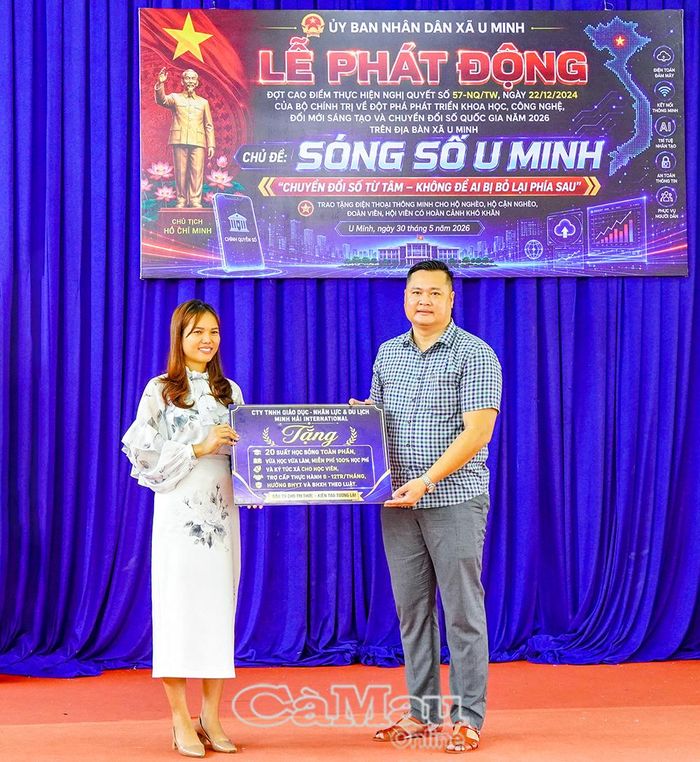 Phó Chủ tịch UBND xã U Minh Huỳnh Khánh Duy tiếp nhận hỗ trợ từ Công ty TNHH Giáo dục - Nhân lực và Du lịch Minh Hải International với 20 suất học bổng toàn phần.