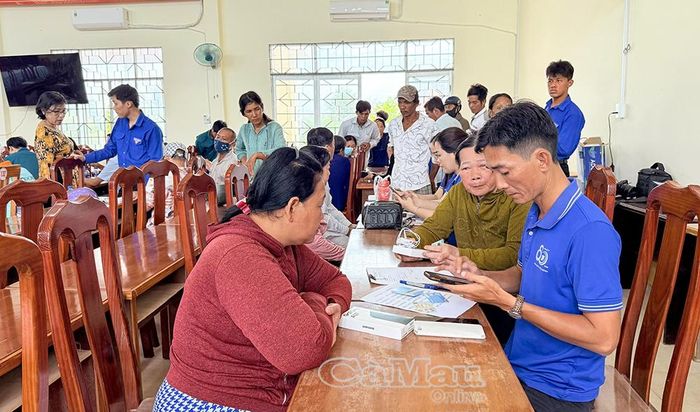 Các lực lượng hỗ trợ người dân kích hoạt sim và cài đặt ứng dụng trên điện thoại mới.