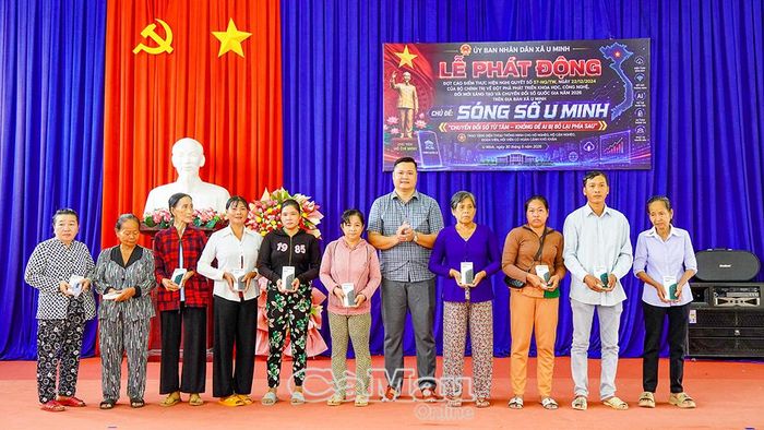 Đồng chí Lê Hồng Thịnh, Bí thư Đảng ủy, Chủ tịch HĐND xã U Minh (ảnh trên) và đồng chí Huỳnh Khánh Duy, Phó Chủ tịch UBND xã U Minh, trao tặng điện thoại cho người dân.