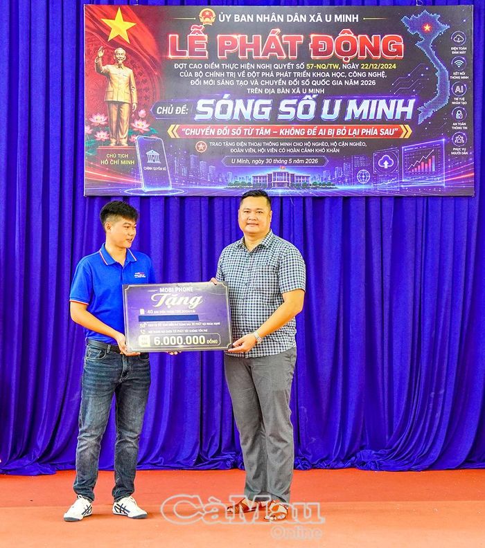 Mobifone Cà Mau tặng sim kèm gói cước cho bà con tham gia chương trình “Sóng số U Minh”.