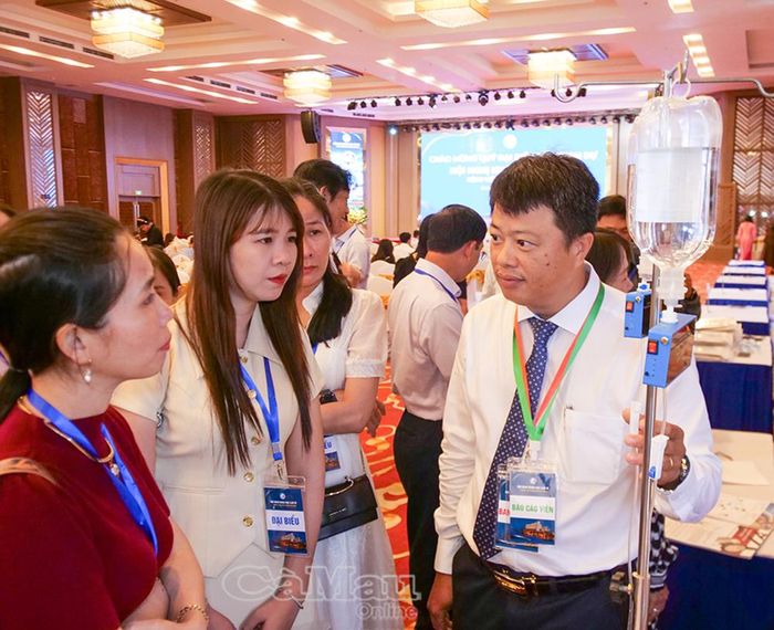 Các đại biểu tham quan khu vực trưng bày thiết bị y tế hiện đại bên lề hội nghị.