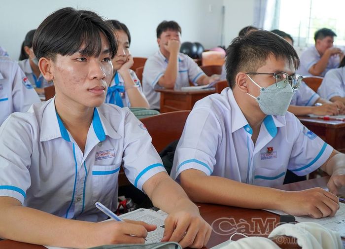 Em Đào Nguyễn Trọng Nguyên (bìa trái), Trường THPT U Minh, chia sẻ "bí quyết" phân bổ thời gian và giải câu hỏi từ dễ đến khó ở môn Tiếng Anh.