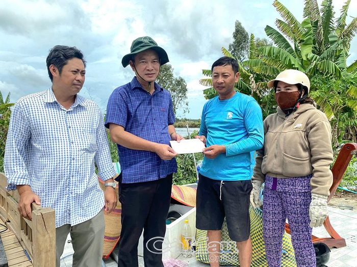  Vợ chồng ông Phan Văn Dũng (Ấp 5, Xã Nguyễn Phích) xúc động trước sự quan tâm, hỗ trợ kịp thời của Ủy ban MTTQ Việt Nam tỉnh Cà Mau và chính quyền địa phương sau thiệt hại do lốc xoáy gây ra.
