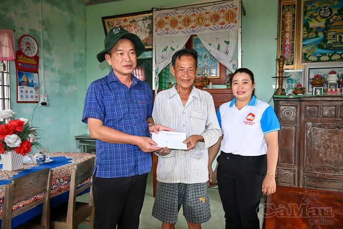  Phó Chủ tịch Ủy ban MTTQ Việt Nam tỉnh Cà Mau Nguyễn Văn Khởi trao hỗ trợ, động viên gia đình ông Châu Hồng Khánh (Ấp 14, xã U Minh) vượt qua khó khăn do lốc xoáy gây tốc mái nhà.