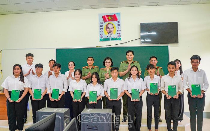  Đoàn công tác cùng đơn vị đồng hành trao học bổng cho các em học sinh tại Trường THCS Vồ Dơi (xã Đá Bạc).