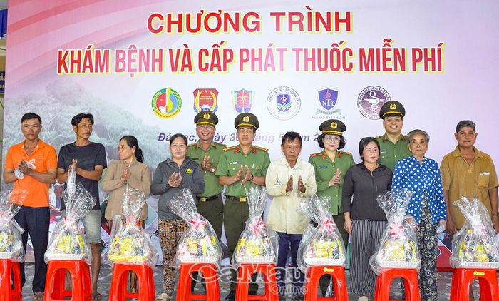  Thiếu tướng Ngô Hoài Thu, Phó Cục trưởng Cục Công tác chính trị (Bộ Công an) và Đại tá Lê Tấn Vinh, Phó Giám đốc Công an tỉnh Cà Mau; Thượng tá Đồng Đức Vũ, Trưởng ban Thanh niên CAND, tặng quà gia đình chính sách, hộ nghèo, cận nghèo trên địa bàn xã Đá Bạc, tỉnh Cà Mau.