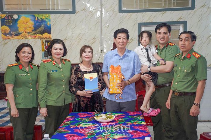 Đoàn công tác đến thăm, tặng quà đồng chí Thái Hồng Tư, nguyên cán bộ công an trực tiếp tham gia Kế hoạch phản gián CM12.