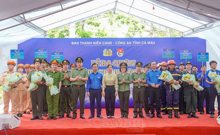 Ra mắt 6 đội hình Thanh niên Công an tình nguyện.