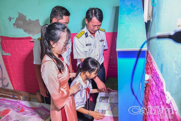  Cán bộ Lữ đoàn 175 cùng giáo viên chủ nhiệm đến thăm hỏi, động viên em Hồng Cát Tường tại gia đình.