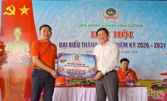 Phó Chủ tịch UBND tỉnh Lê Văn Sử tiếp nhận bảng tượng trưng hỗ trợ 2 căn nhà tình thương từ ông Trịnh Minh Cường, Chủ tịch Hội đồng quản trị, Giám đốc HTX Vĩnh Cường.