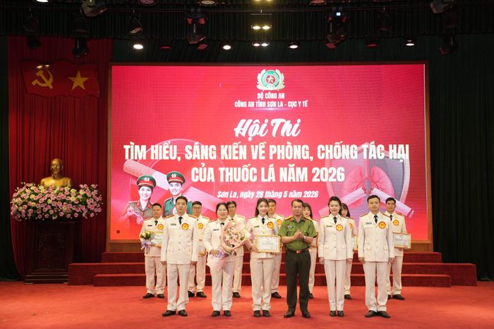 Đại tá Hoàng Vinh Hiển, Phó Bí thư đảng ủy, Phó Giám đốc Công an tỉnh trao giải Nhất cho Đội thi Khối Xây dựng lực lượng - Trực thuộc - Hậu cần. Ảnh: Đinh Tùng/sonla.sav.gov.vn