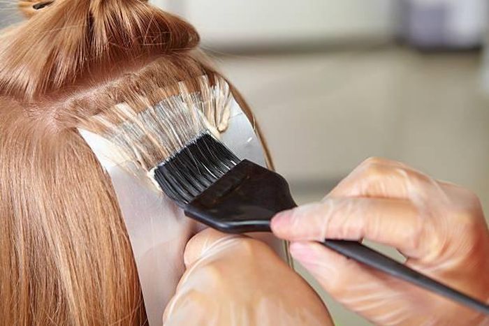 Nhuộm tóc thường xuyên cũng khiến tóc dễ bị bạc. Ảnh minh họa.