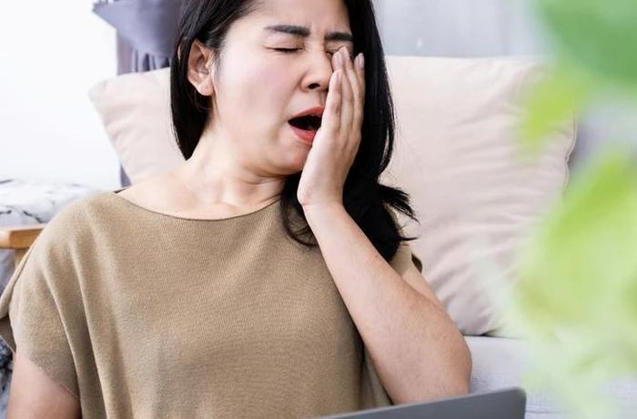 Thiếu ngủ là điều khiến tóc nhanh bạc nhất. Ảnh minh họa.