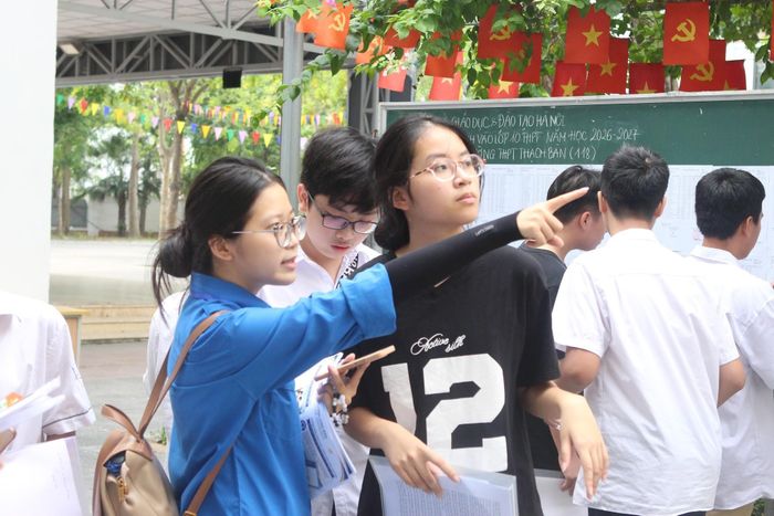 Các điểm thi đều có đông đảo tình nguyện viên sẵn sàng hỗ trợ thí sinh. (Ảnh: Phường Long Biên)