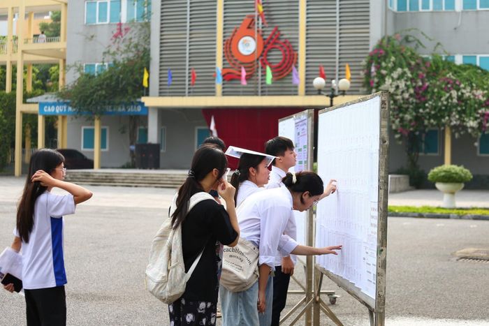 Thí sinh có mặt từ sớm để làm thủ tục tại điểm thi trên địa bàn phường Sơn Tây (Ảnh: Diễn đàn Phường Sơn Tây)