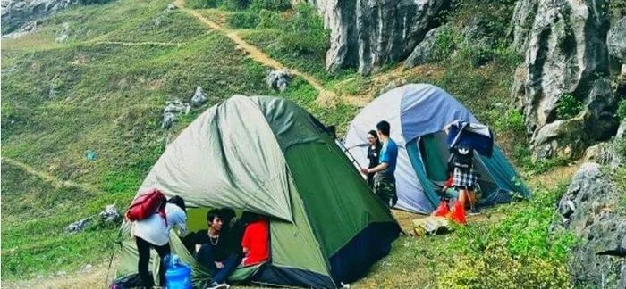 Núi Trầm - điểm cắm trại lý tưởng được nhiều bạn trẻ lựa chọn. (Ảnh: Internet) 