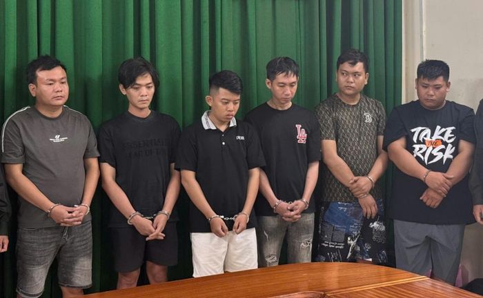 Các đối tượng (từ trái sang phải): Trần Bá Dân, Nguyễn Đình Huy, Nguyễn Đỗ Thành, Phan Tấn Đạt, Huỳnh Minh Hoàng và Lê Sơn Vân Lâm. Ảnh: Bộ Công an.