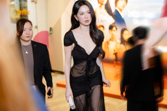 Mỗi lần xuất hiện, Ngọc Trinh đều khiến người đối diện khó rời mắt. Ảnh FBNV