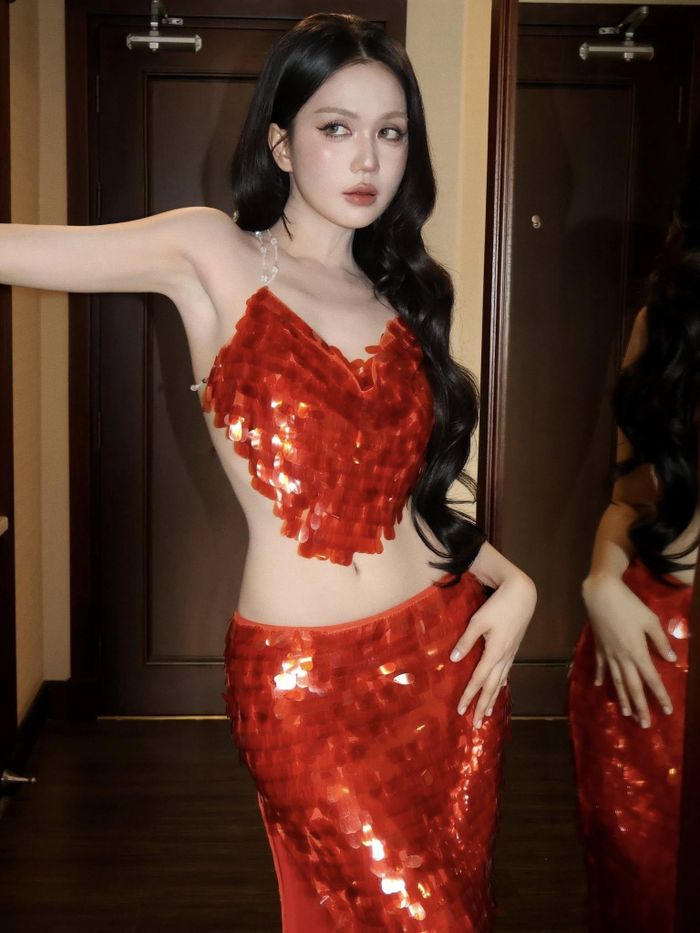 Ngọc Trinh khoe eo thon, đường cong hút mắt. Ảnh FBNV