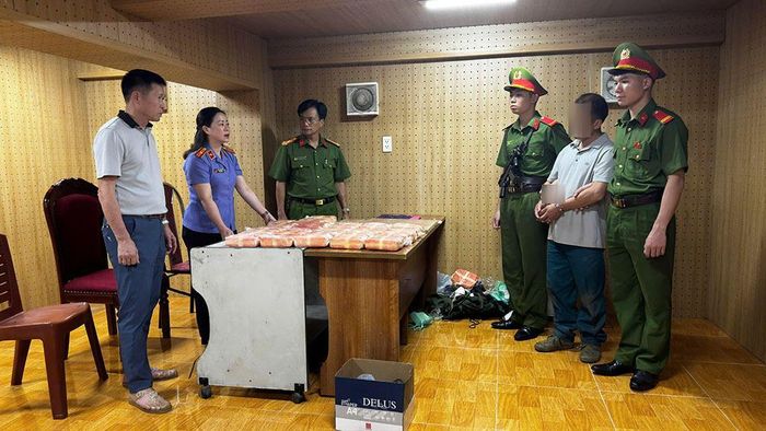 Đối tượng Thào Lệnh cùng tang vật. Ảnh: Công an tỉnh Sơn La.