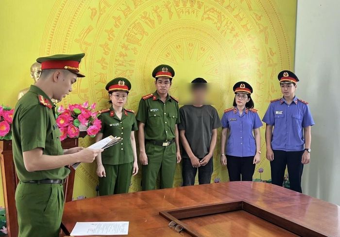 Cơ quan Cảnh sát điều tra tống đạt quyết định bắt bị can Phan Ngọc Linh để tạm giam. Ảnh: Cổng TTĐT Công an tỉnh Quảng Trị