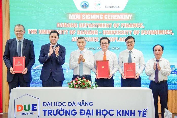 Phó Chủ tịch Thường trực UBND TP Đà Nẵng, ông Hồ Kỳ Minh chứng kiến lễ ký kết giữa Trường Đại học Kinh tế - Đại học Đà Nẵng với Sở Tài chính thành phố và Paris Europlace. Ảnh: Cổng TTĐT UBND TP. Đà Nẵng